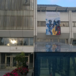 Parkkihallin hissikuilun lasikaton lumiesteet Lappeenrannan kaupungintalon edustalla