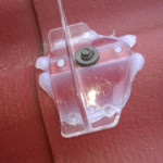 Liimakiinnitys Varttikatteelle pinoitetta poistamatta voidaan avittaa yhdellä 105 mm pitkällä katteenruuvilla.