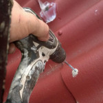 Kiinnitys liima / ruuvikiinnityksessä voidaan katteeseen porata lisäreikiä.