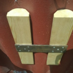 Jos Kulo Lumiesteet kiinnitetään jälkikäteen jo asennettulle Varttikatteelle ja jos lumieste kiinnityksessä halutaan käyttää liima / ruuvikiinnitystä voidaan Mineriittikatteen omia kiinnitysreikä hyödyntää lumiesteiden kiinnityksessä, vanhat ruuvit on kuitenkin poistettava ja tässä hyvä apuväline ruuvien poistoon, tarvitaan vielä vasara ja sorkkarauta.