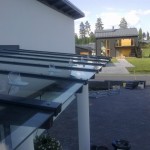 Hyvinkään asuntomessut. Kohteessa nr 23 Rock kivitalo Cliff on sisäänkäynnin lasikatolle liimattu Kulo Tasa lumiesteet