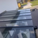 Hyvinkään Asuntomessut. Kohteessa nr 23 sisäänkäynnin lasikatteelle on liimattu Kulon Tasa lumiesteet