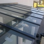 Hyvinkään Asuntomessut. Kohde nr 23 sisäänkäynnin lasikaton suojaksi on liimattu Kulon Tasa lumiesteet