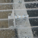 Plexiin jouduttiin poraamaan reiät leikkavalla erikoisporalla