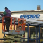 Pakkasella asennettaessa piti plexiä hieman lämmittää ennen reikien porausta