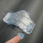 Kulo lumiesteen liimaus mineriittikatteelle Kulo1 liimalla-ylimääräinen liima tulee tasata esteen alle