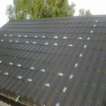 Jos lumiesteitä ei haluta asentaa koko lappeen mitalle silloin esterivistöjen laitaan asennetaan Kulon Kiila jää  lumisärkijä joka jakaa lumi  jäämassat eri osiin eikä siten rasita lumiesteitä.