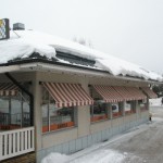 Shellin katto itään suojattu perinteisillä esteillä ja asennettu ohjeen mukaan kantavan seinän päälle