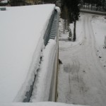 Tehtaan katon reunassa on noin metrinsyvyinen porras joka kerää lunta ja joka sitten putoaa kun vähänkin tulee suojaasäätä-tätä sivua emme ole ehtineet suojata