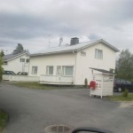 Lumiesteet peltikatolle-Lähes näkymätön Kulo Lumieste ja Perinteinen lumieste vierekkäin